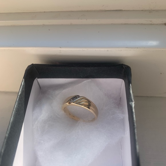 14K Yellow Gold Wedding Band Ring - Picture 5 of 11